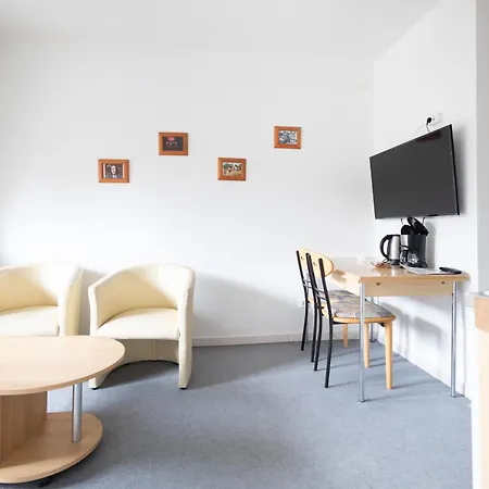 Apartmenthaus Am Waldrand- Kueche - Fruehstueck - Balkon شقة