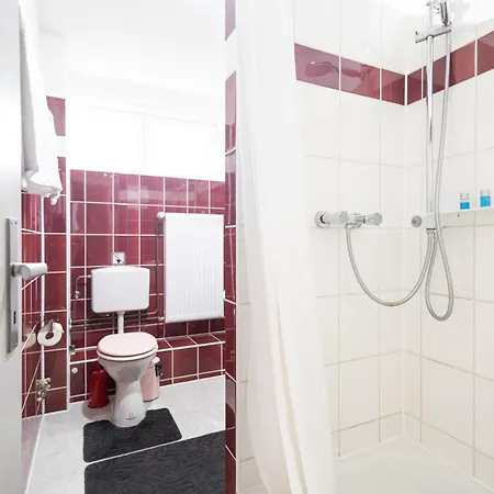 Apartmenthaus Am Waldrand- Kueche - Fruehstueck - Balkon شقة *