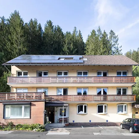 Apartmenthaus Am Waldrand- Kueche - Fruehstueck - Balkon